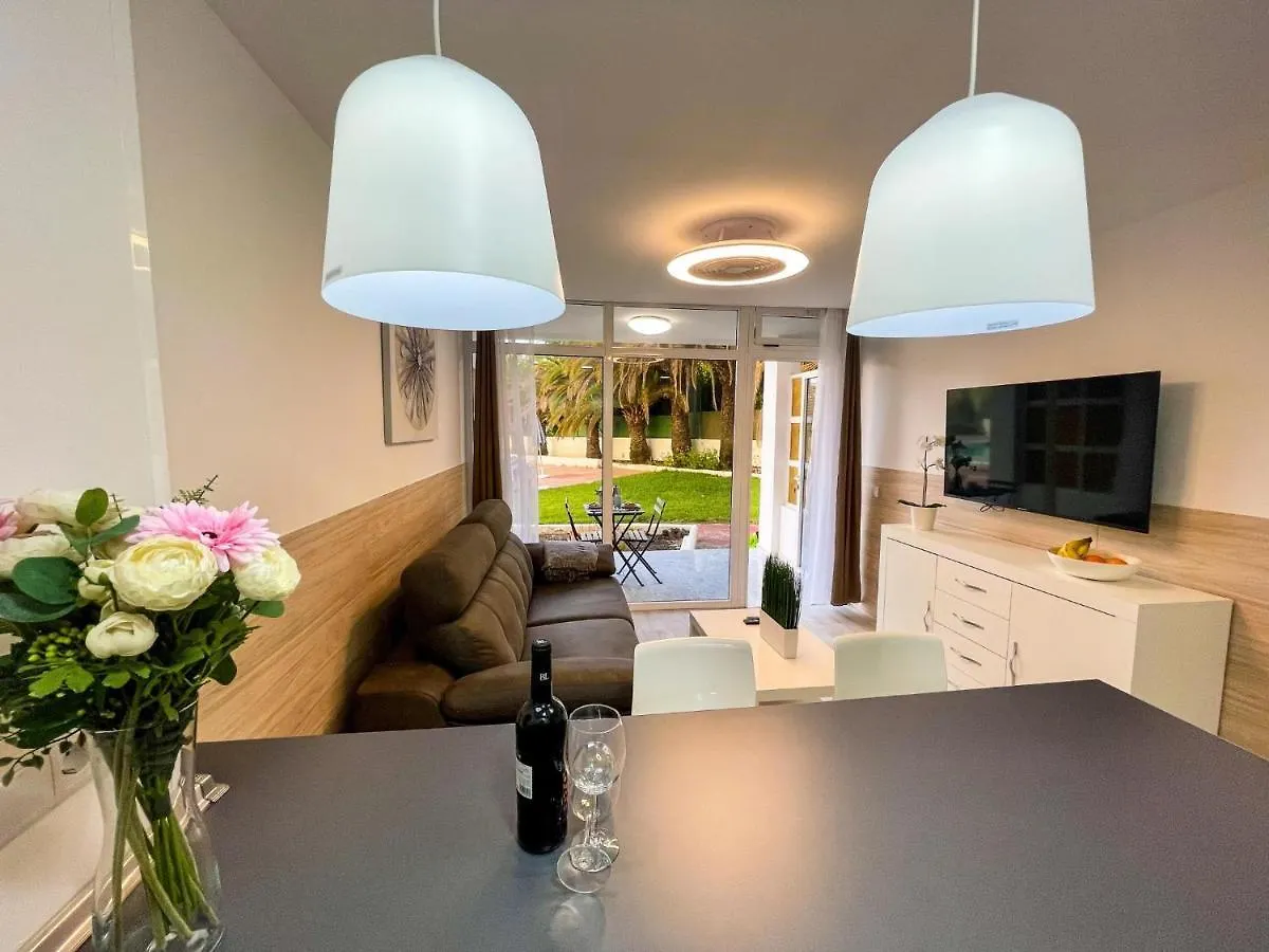 Pool View Holiday Home 普拉亚戴尔雷安格莱斯